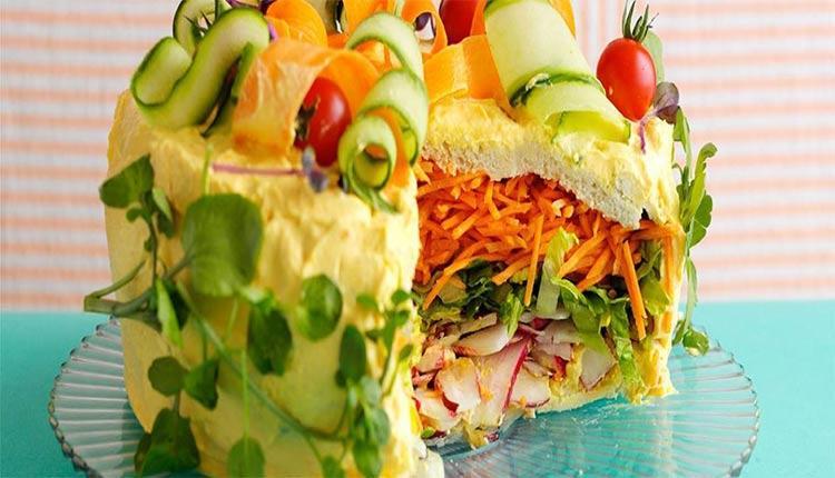 طرز تهیه کیک سالاد الویه با تزیین شیک و مجلسی